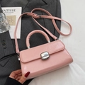 Elegante borsa a mano quadrata rosa con chiusura in metallo argento su sfondo chic - Senza Ciondolo / Rosa
