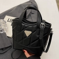 Bolso tipo cubo acolchado negro con patrón de rombos y logotipo triangular de metal plateado - Negro - Sin Colgante