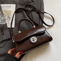 Petit sac carré marron foncé en similicuir avec fermoir tournant argenté et poignée rigide - Café Sans Pendentif