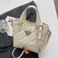 Bolso tipo cubo acolchado crema con costuras de diamante y correa ajustable - Blanco Roto - Sin Colgante