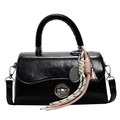 Petit sac carré noir brillant avec breloque raquette de tennis et fermoir argenté chic - Noir Avec Pendentif Raquette Argenté