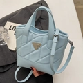 Bolso tipo cubo acolchado azul claro con rombos y correa ajustable de estilo elegante - Azul - Sin Colgante