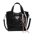 Bolso saco acolchado negro con placa triangular plateada y colgante tejido - Negro Con Colgante