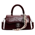 Sac bandoulière chic en cuir bordeaux craquelé avec breloques de sport et fermoir - Rouge Vin Avec Pendentif Raquette Argenté