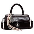 Sac bandoulière en cuir brillant marron foncé avec breloques de raquette créatives - Café Avec Pendentif Raquette Argenté