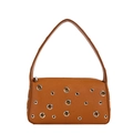 Borsa sottobraccio in ecopelle marrone con occhielli metallici e stile punk - Marrone