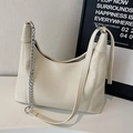 Crèmekleurige tote bag met kiezeltextuur, zilveren ketting en verstelbare schouderriem - Off-white (Zonder Hanger)