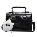 Borsa a tracolla nera lucida stile britannico con fibbie e ciondolo di peluche - Nero (Con Ciondolo in Peluche)