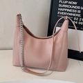 Roze lederen hobo-tas met lychee-textuur, zilveren ketting en een schouderriem - Roze (Geen Charm)