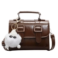 Borsa a tracolla vintage marrone in pelle cerata con doppia fibbia e ciondolo peluche - Marrone (Con Ciondolo in Peluche)