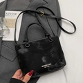 Modische schwarze Beuteltasche mit weißem Marmordruck und Trageriemen - Schwarz - Ohne Anhänger