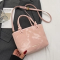 Rosa Eimertasche mit Moire-Struktur, Goldbeschriftung und verstellbarem Riemen - Rosa - Ohne Anhänger