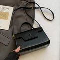 Minimalistische schwarze Handtasche aus Leder mit goldenen Beschlägen und Griff - Schwarz - Ohne Anhänger