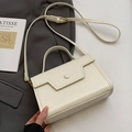 Schicke cremeweiße Mini-Tasche mit geometrischer Klappe und goldfarbenen Details - Off-White - Ohne Anhänger