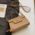 Piccola borsa beige in pelle sintetica con patta geometrica e tracolla regolabile - Cachi - Senza Ciondolo