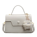 Elegante borsa a mano quadrata bianco crema con pompon soffice e tracolla dorata - Bianco Riso Con Ciondolo