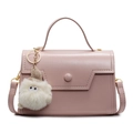 Borsa a tracolla rosa chiaro minimalista con ciondolo a mostro e tracolla regolabile - Rosa Con Ciondolo