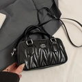 Borsa a mano trapuntata nera con cuciture a V e finiture in metallo argentato - Nero