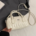 Borsa Boston trapuntata bianca in ecopelle con logo argento e tracolla regolabile - Bianco Sporco