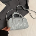 Borsa Boston trapuntata grigio-azzurro con cuciture a V e dettagli in metallo argento - Azzurro