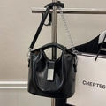 Glänzende schwarze Beuteltasche aus Ölleder mit Silberkette und doppelten Riemen - Schwarz (Ohne Anhänger)