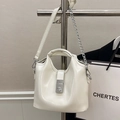 Schicke cremeweiße Beuteltasche aus Öl-Wachsleder mit Silberkette und Schultergurt - Cremeweiß (Ohne Anhänger)