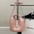Rosafarbene Bucket-Bag aus Ölwachsleder mit Silberkette und glänzendem Verschluss - Rosa (Ohne Anhänger)