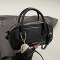 Sac Boston minimaliste en cuir noir brillant avec breloque cœur et logo Clear K - Avec Pendentif Cœur Assorti / Noir