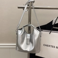 Silberne Beuteltasche aus Leder mit Metalltextur und stilvollem Kettenriemen - Silber (Ohne Anhänger)