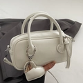 Sac à main blanc chic en similicuir avec pendentif coeur argenté et bandoulière - Avec Pendentif Cœur Assorti / Blanc Cassé