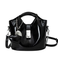 Sac seau en cuir verni noir brillant avec boucle argentée et pendentif coeur - Noir Avec Pendentif Coeur