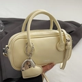 Sac oreiller beige minimaliste avec breloque cœur et bandoulière réglable chic - Avec Pendentif Cœur Assorti / Light jaune