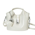 Sac seau minimaliste en cuir ciré blanc crème avec pendentif en forme de cœur - Blanc Cassé Avec Pendentif Coeur