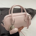 Sac Boston rose en cuir PU avec poignées supérieures et breloque en forme de cœur - Avec Pendentif Cœur Assorti / Rose Clair