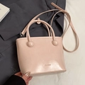 Sac seau rose pâle minimaliste avec détails boules dorées et bandoulière réglable - Rose - Sans Pendentif