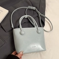 Sac seau bleu clair minimaliste en cuir synthétique brillant avec détail de poignée - Bleu - Sans Pendentif