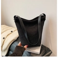 Elegante schwarze Strass-Schultertasche mit mattem Finish und glitzernden Kristallen - Schwarz