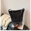 Trendige schwarze Hobo-Tasche mit silbernen Nieten und hochwertigen Leder-Schultergurten - Silber