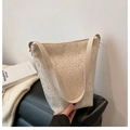 Beigefarbene Canvas-Eimertasche mit silbernen Nieten und breitem Schultergurt - Weiß