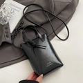 Mini sac seau minimaliste en cuir noir brillant avec inscription JYUN blanche et sangle - Noir - Sans Pendentif