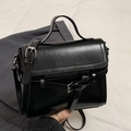 Piccola borsa quadrata nera lucida con dettagli metallici argento e tracolla in pelle PU - Nero - Senza Ciondolo