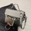 Borsa a tracolla argento metallizzato con texture stropicciata e fibbie decorative - Argento - Senza Ciondolo