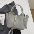 Sac seau bleu clair avec motif litchi minimaliste et fermoir rotatif en métal doré - Bleu Clair (Sans Pendentif)