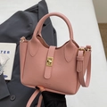 Borsa a secchiello in pelle rosa testurizzata litchi con chiusura dorata e tracolla - Rosa - Senza Pendente