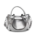 Silberne Metallic-Beuteltasche mit Raffung, Kordelzug und Umhängeriemen für Damen - Silber