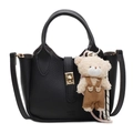 Secchiello chic in pelle a grana nera con ciondolo a forma di orso e tracolla sottile - Nero + Orsetto Cachi