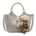 Borsa a secchiello minimalista beige con trama litchi, ciondolo a orsetto e dettagli dorati - Bianco Sporco Con Orsetto