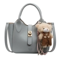 Borsa a secchiello in pelle blu grigio con motivo litchi, ciondolo orsetto e chiusura in metallo - Azzurro Con Orsetto