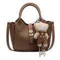 Borsa a secchiello minimalista in pelle marrone motivo litchi con ciondolo a orsetto - Cachi + Ciondolo a Orso
