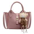 Borsa a secchiello rosa trama litchi con ciondolo a orsetto e tracolla regolabile - Rosa + Orsetto con Salopette Kaki